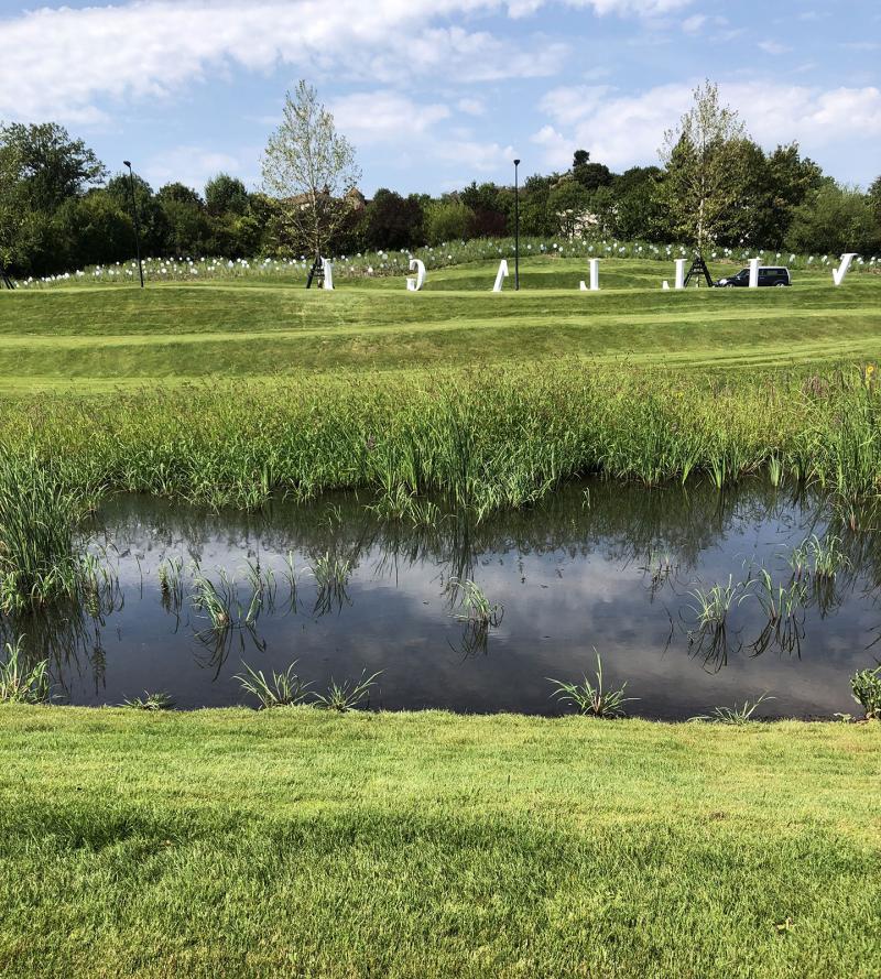 On the outskirts of the site, we discover generous landscaped areas that showcase the surrounding environment with a subtle play of grassy trays that welcome the planted basins and draw folds in the landscape of this former quarry.