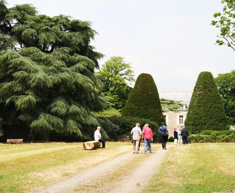 In the heart of the park, a modest dwelling takes place and reveals an exceptional built and vegetal heritage